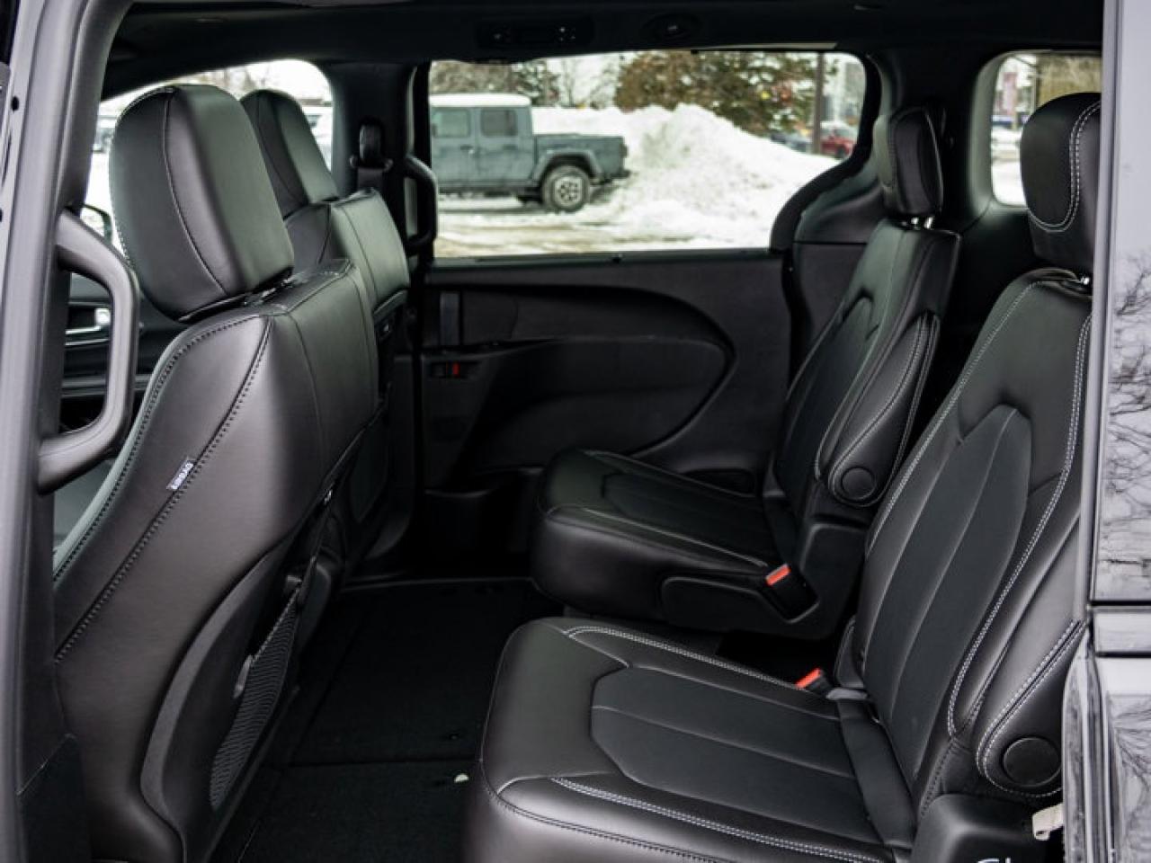 2026 Chrysler Pacifica Select Photo