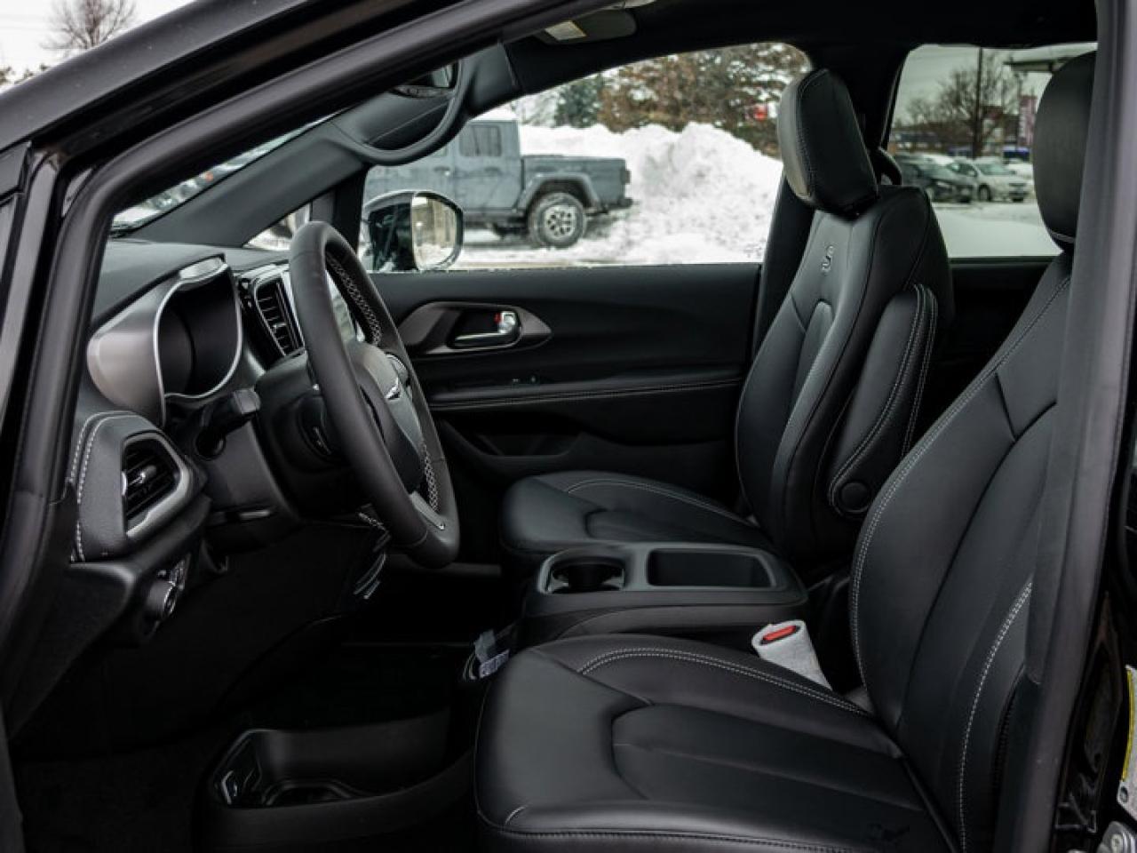 2026 Chrysler Pacifica Select Photo