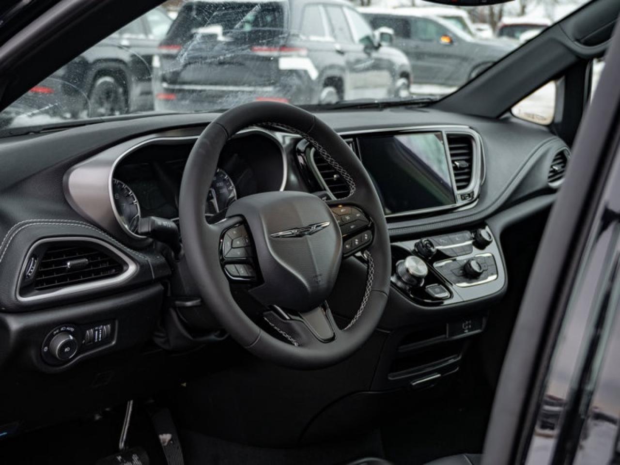 2026 Chrysler Pacifica Select Photo