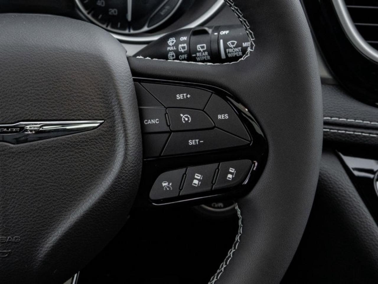 2026 Chrysler Pacifica Select Photo