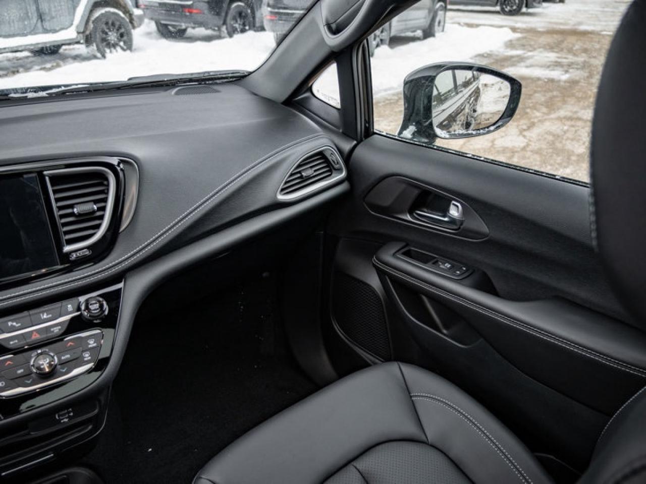 2026 Chrysler Pacifica Select Photo