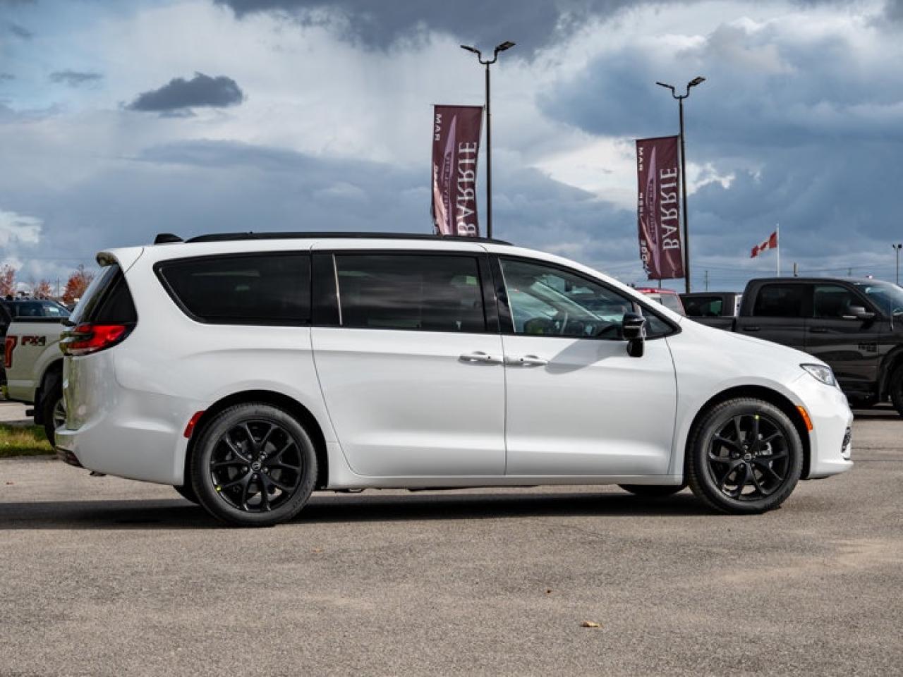 2026 Chrysler Pacifica Select Photo