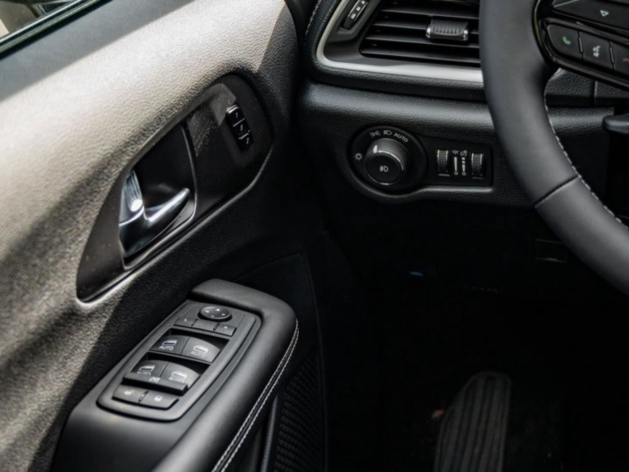 2026 Chrysler Pacifica Select Photo