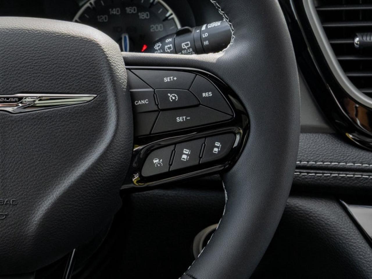 2026 Chrysler Pacifica Select Photo