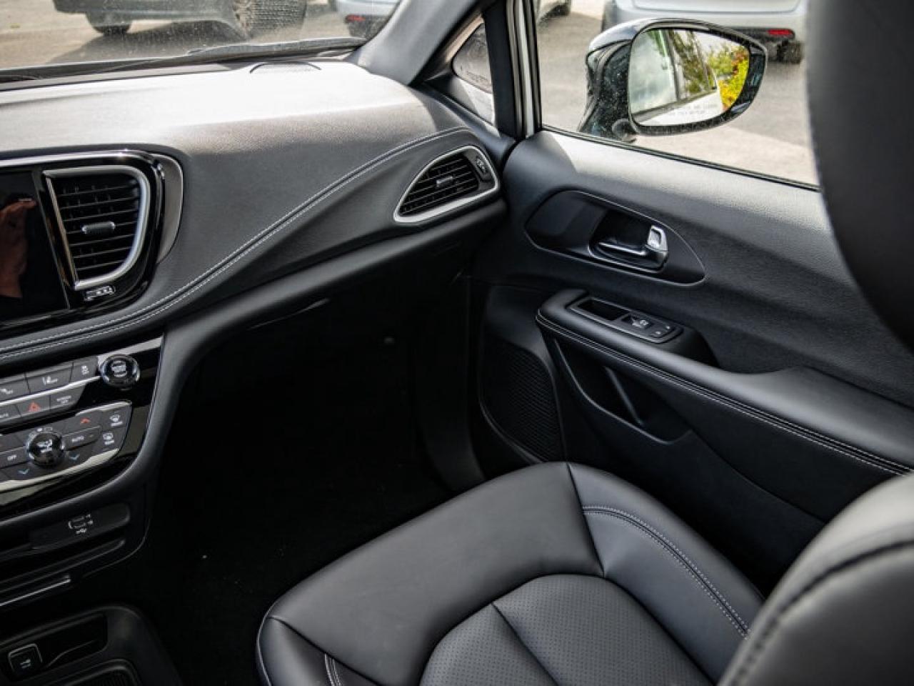 2026 Chrysler Pacifica Select Photo