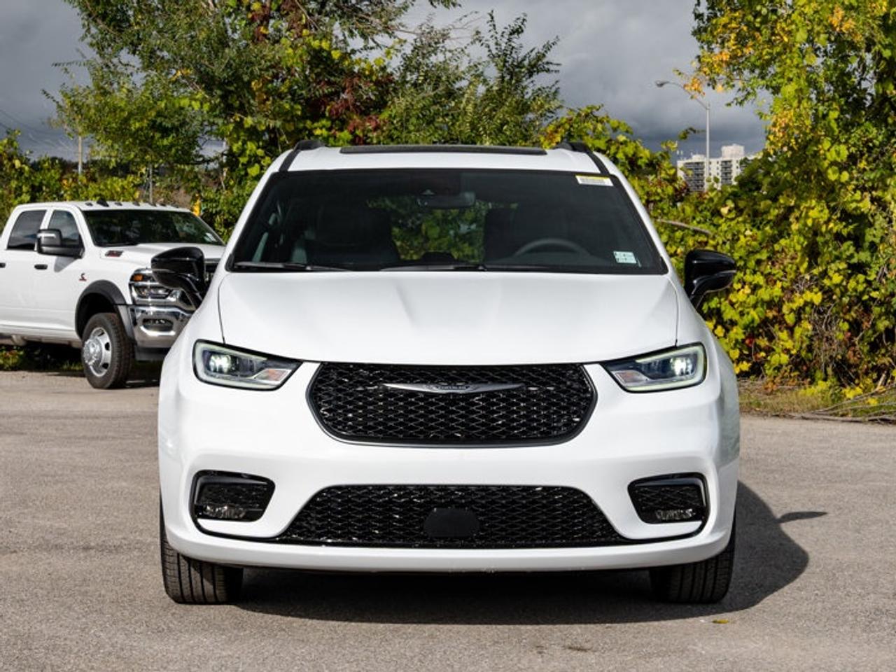 2026 Chrysler Pacifica Select Photo