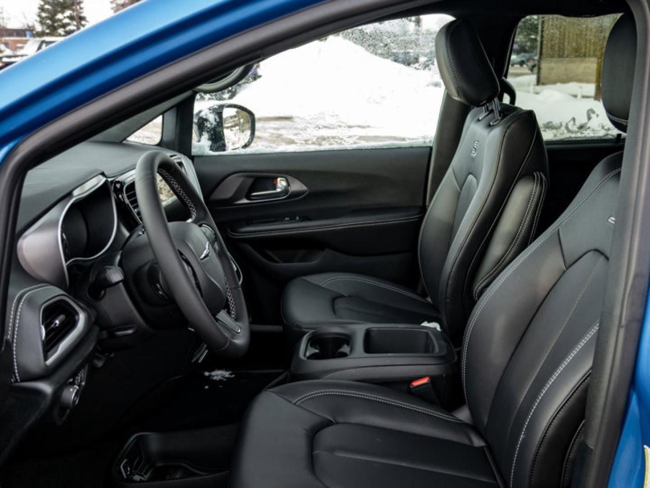 2026 Chrysler Pacifica Select Photo