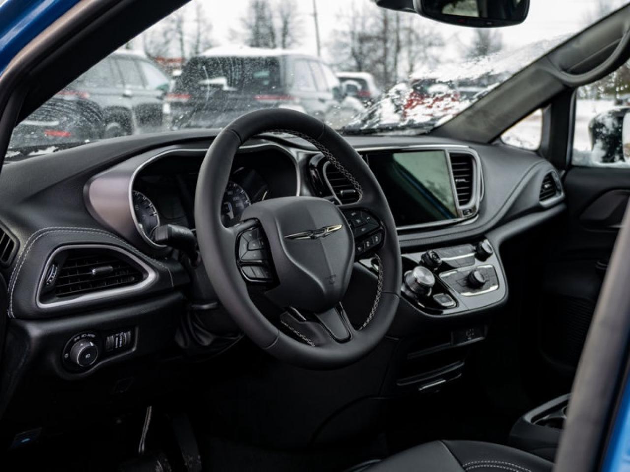 2026 Chrysler Pacifica Select Photo