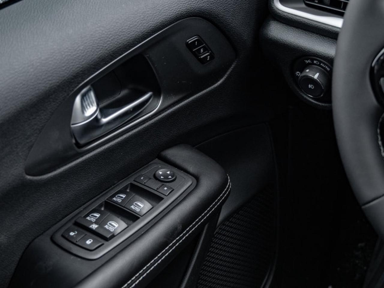 2026 Chrysler Pacifica Select Photo