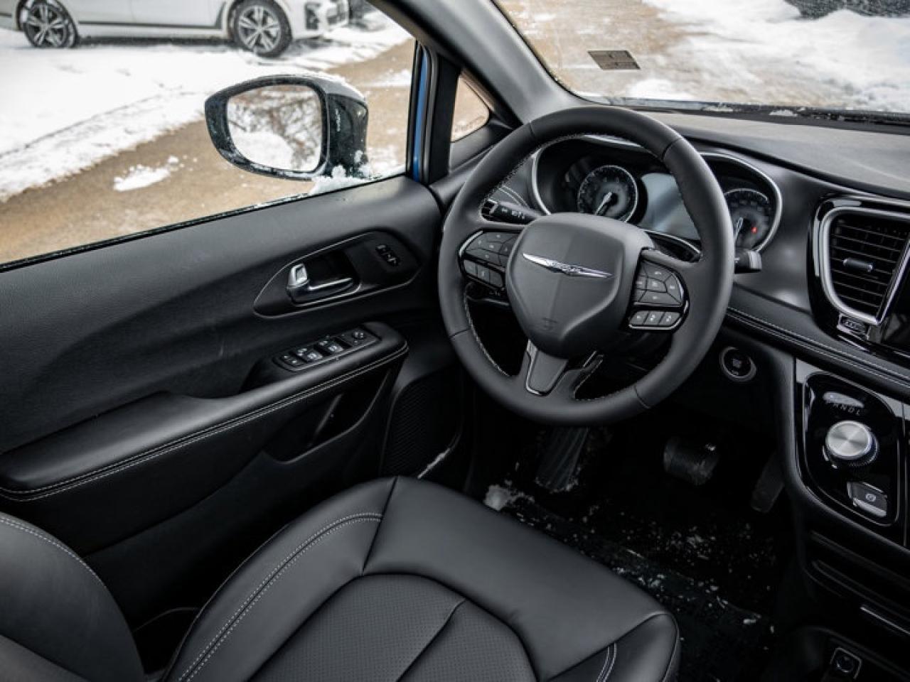 2026 Chrysler Pacifica Select Photo