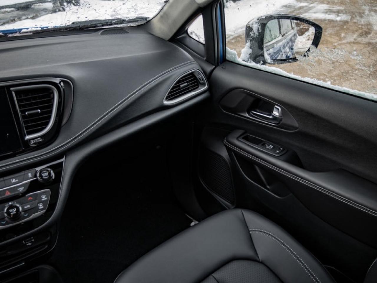 2026 Chrysler Pacifica Select Photo