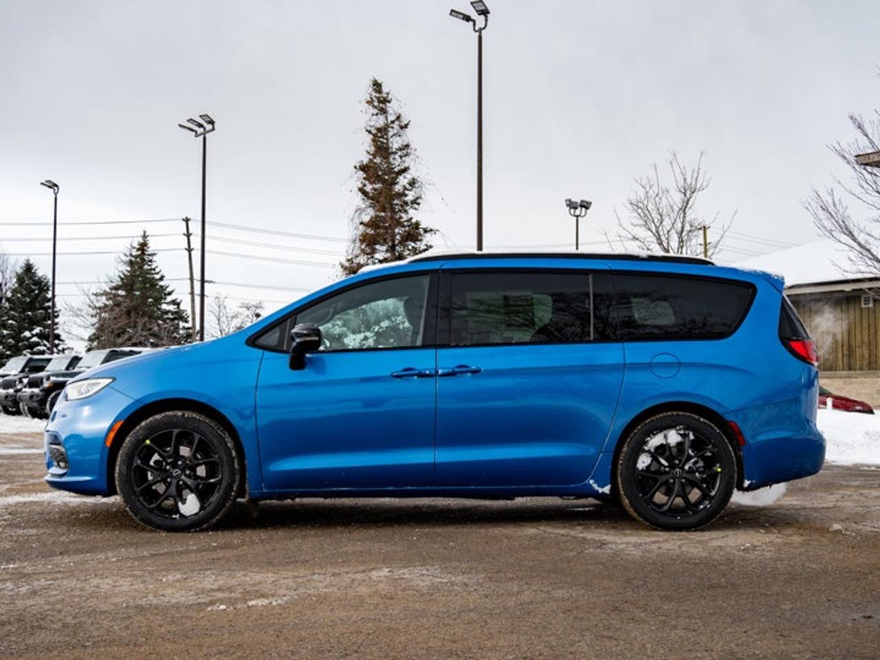 2026 Chrysler Pacifica Select Photo4