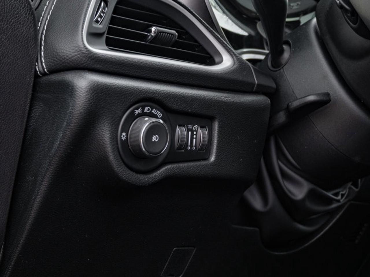 2026 Chrysler Pacifica Select Photo