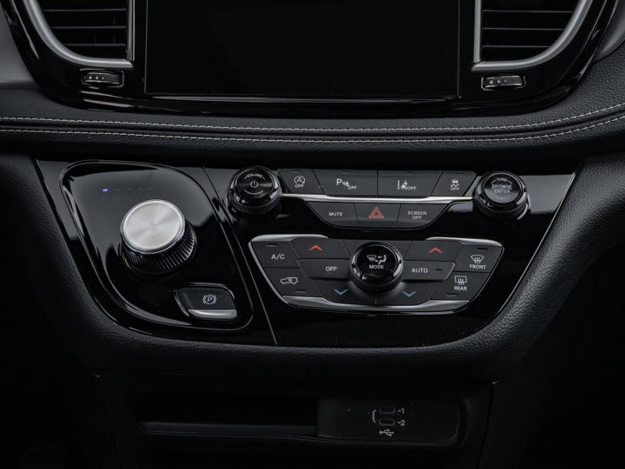 2026 Chrysler Pacifica Select Photo