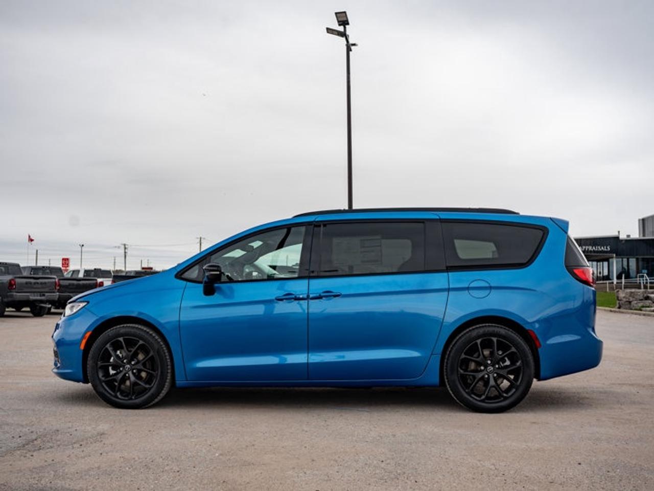 2026 Chrysler Pacifica Select Photo4