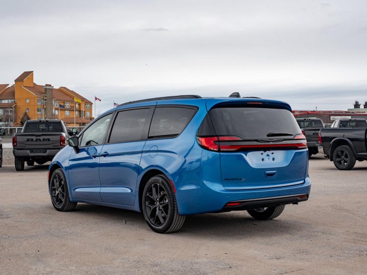 2026 Chrysler Pacifica Select Photo