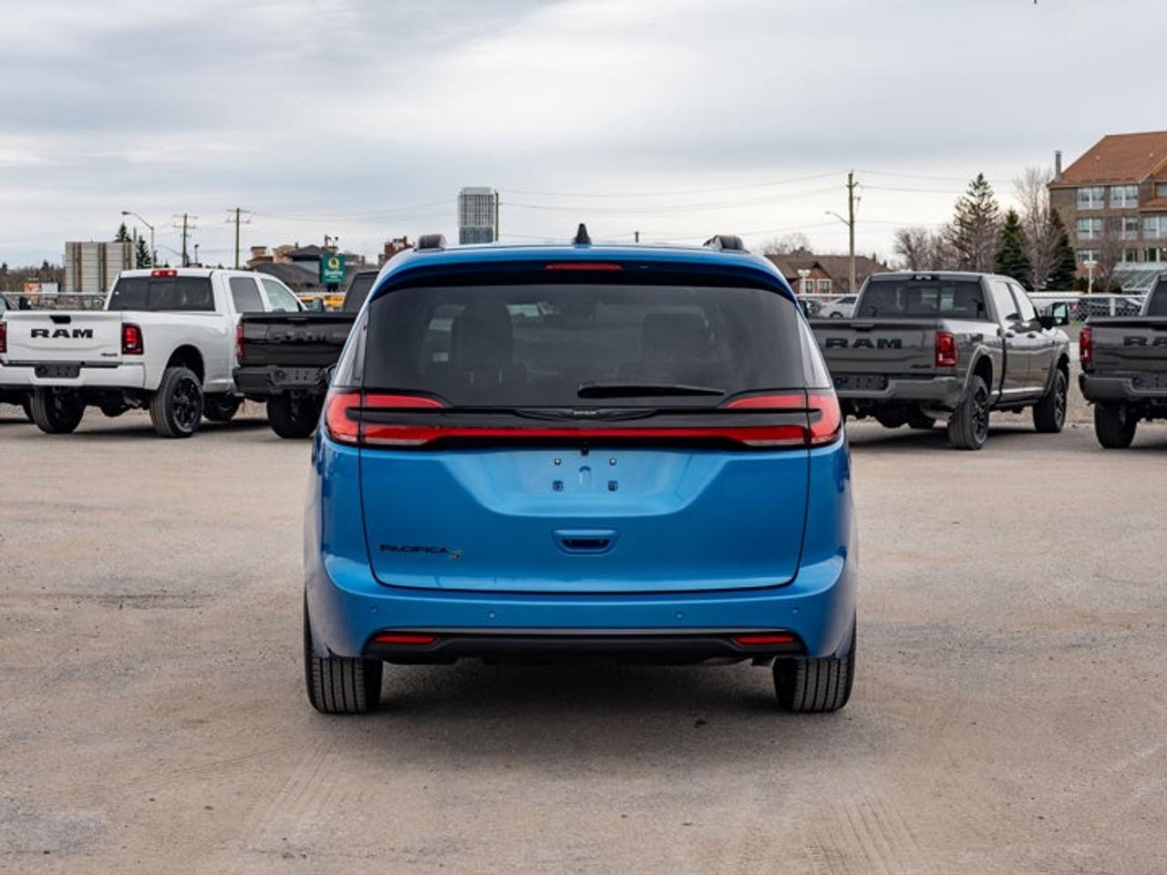 2026 Chrysler Pacifica Select Photo