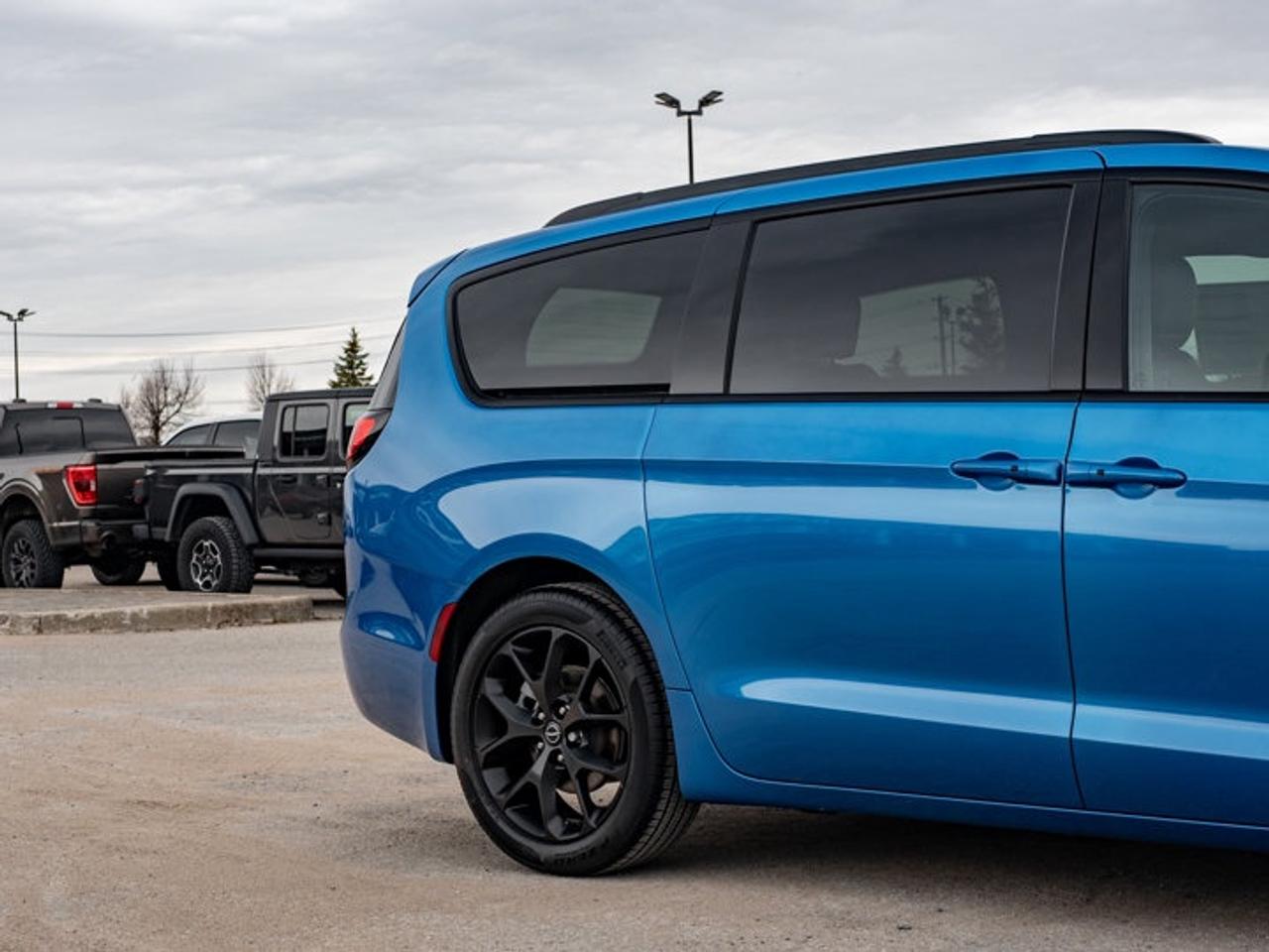 2026 Chrysler Pacifica Select Photo