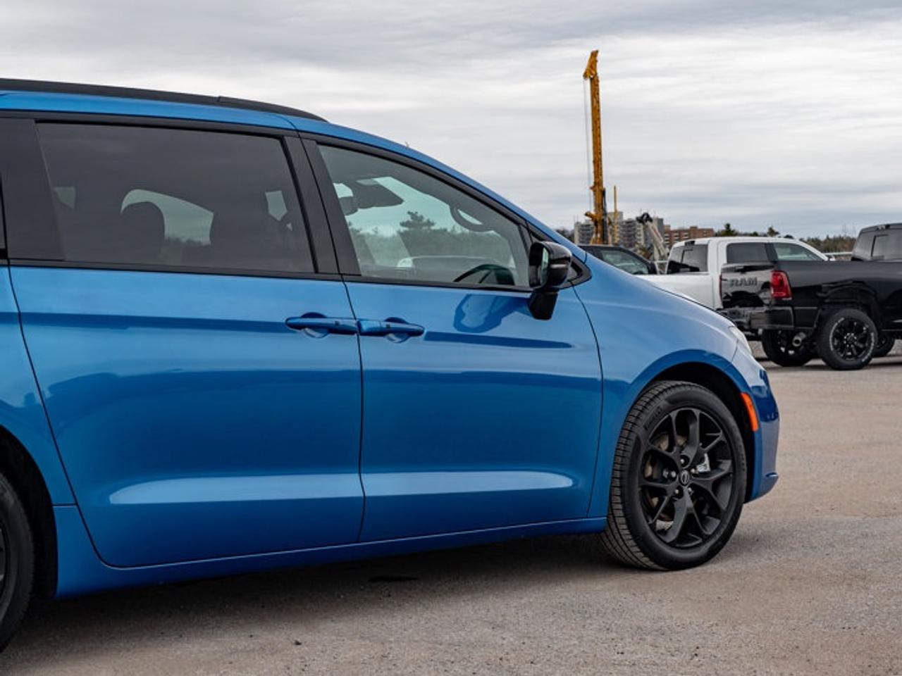 2026 Chrysler Pacifica Select Photo