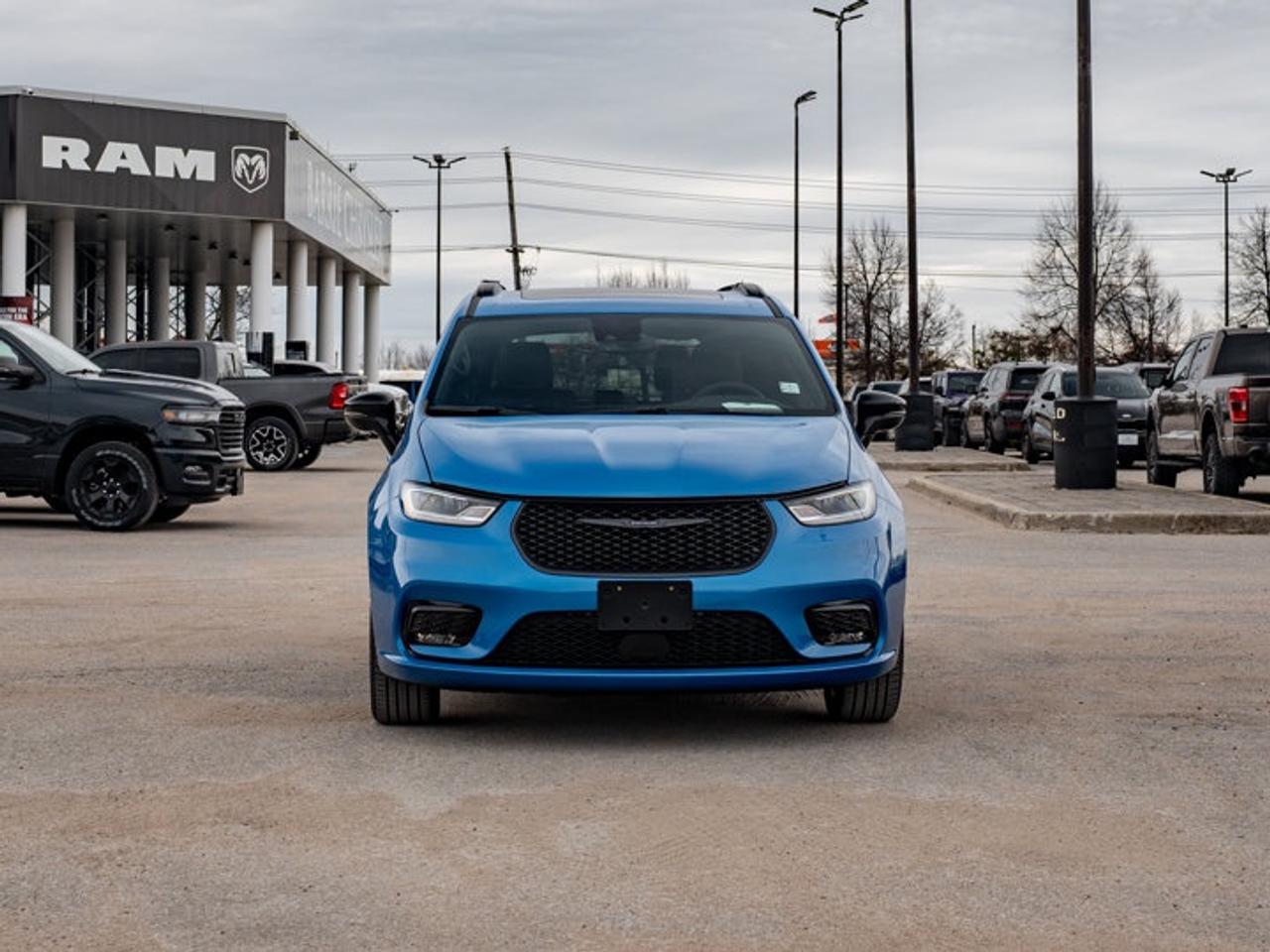 2026 Chrysler Pacifica Select Photo