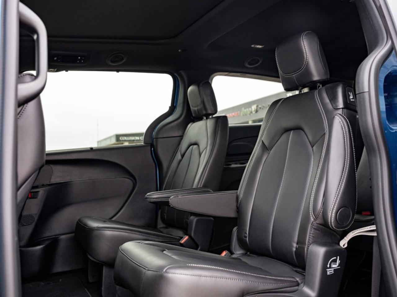 2026 Chrysler Pacifica Select Photo