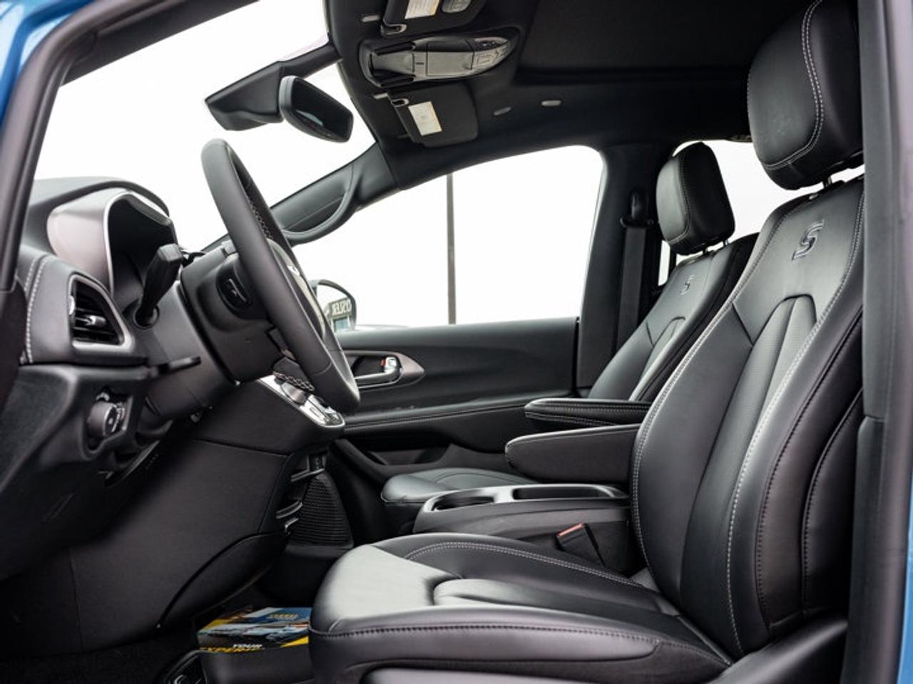 2026 Chrysler Pacifica Select Photo