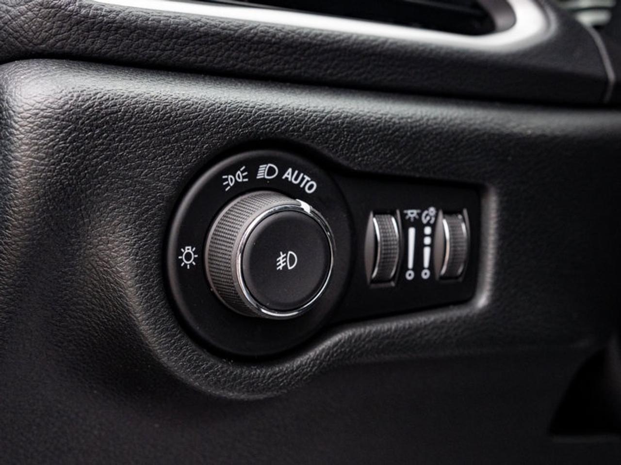 2026 Chrysler Pacifica Select Photo