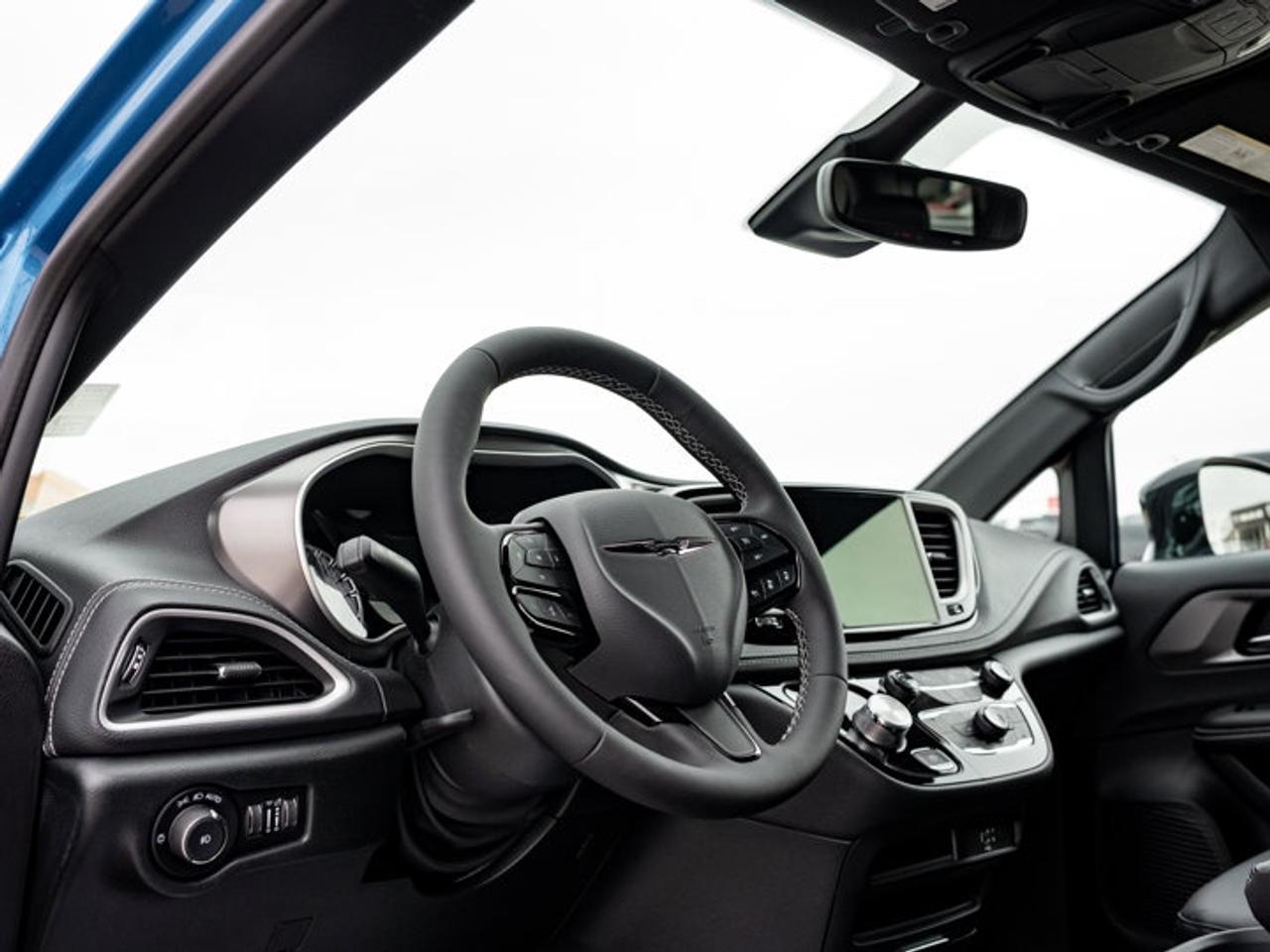 2026 Chrysler Pacifica Select Photo