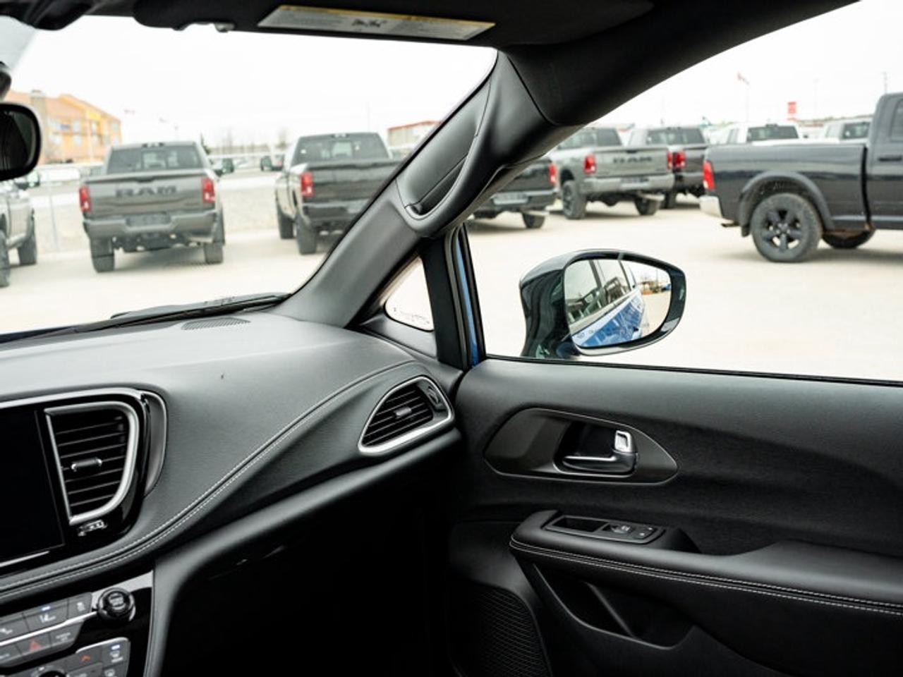 2026 Chrysler Pacifica Select Photo