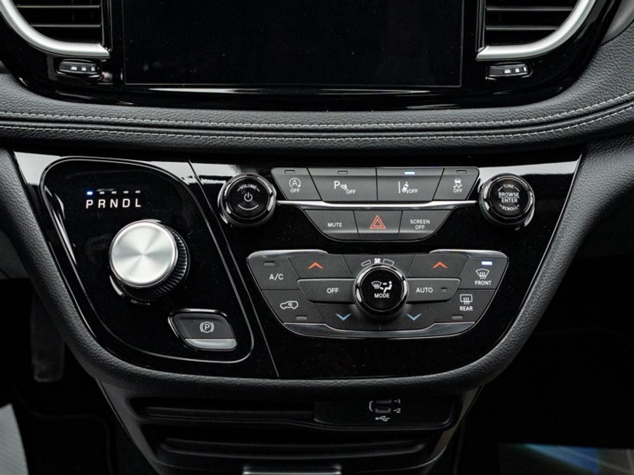2026 Chrysler Pacifica Select Photo