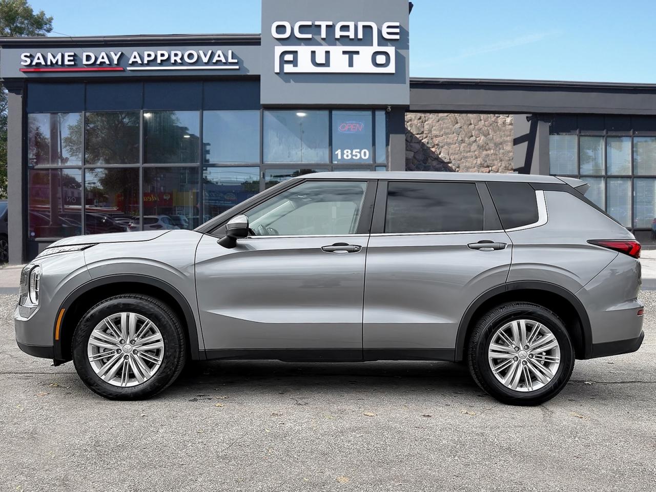 2023 Mitsubishi Outlander ES 4WD Photo2