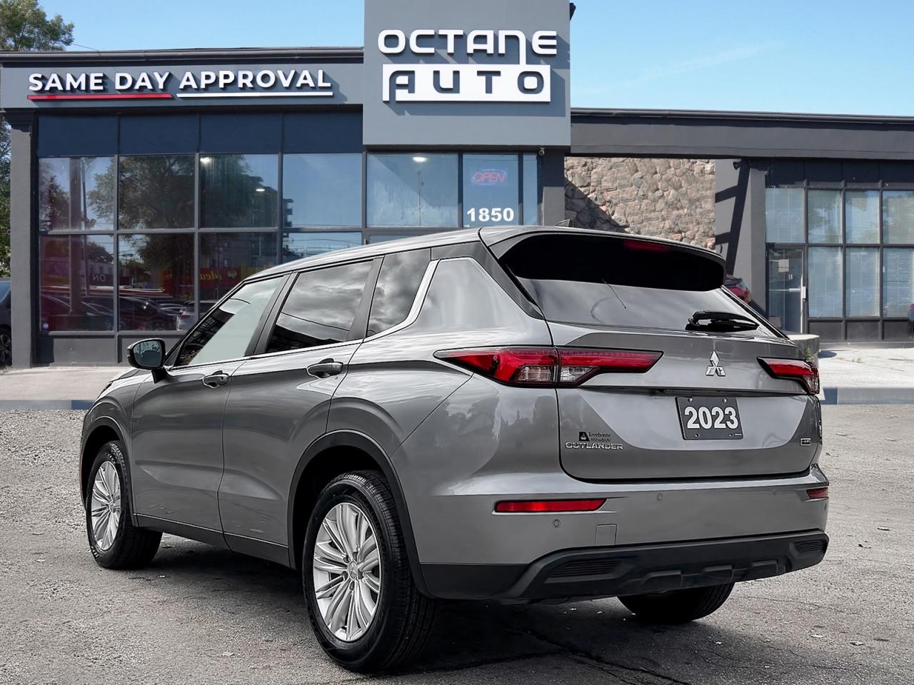 2023 Mitsubishi Outlander ES 4WD Photo3