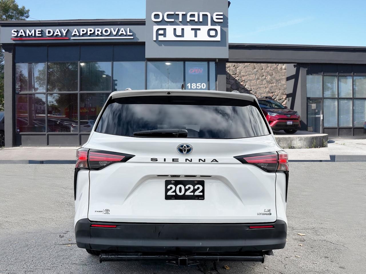 2022 Toyota Sienna LE - Photo #5