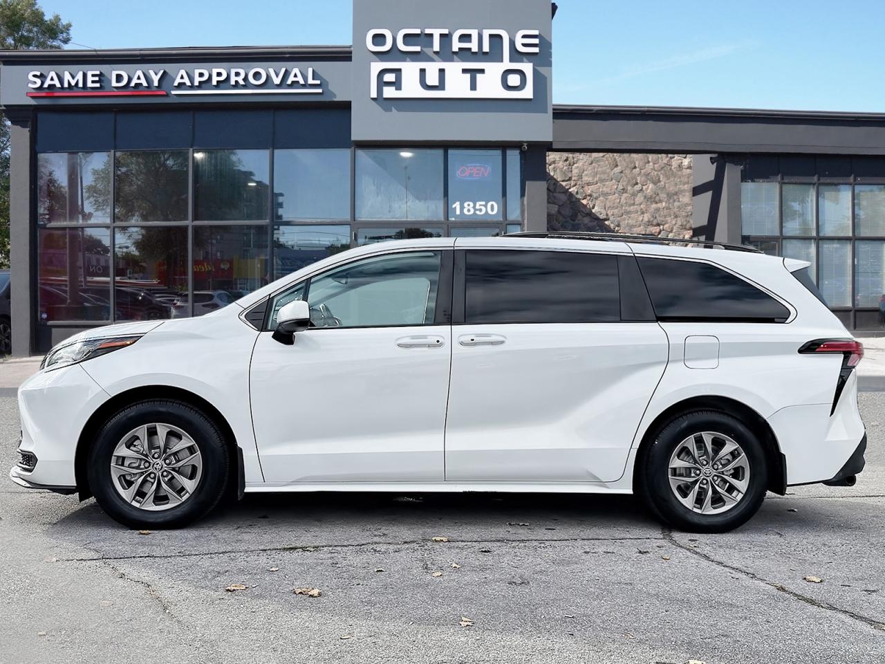 2022 Toyota Sienna LE - Photo #3