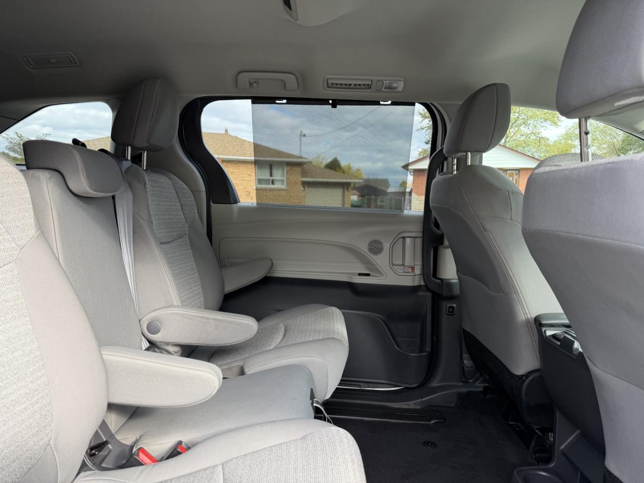 2022 Toyota Sienna LE - Photo #7