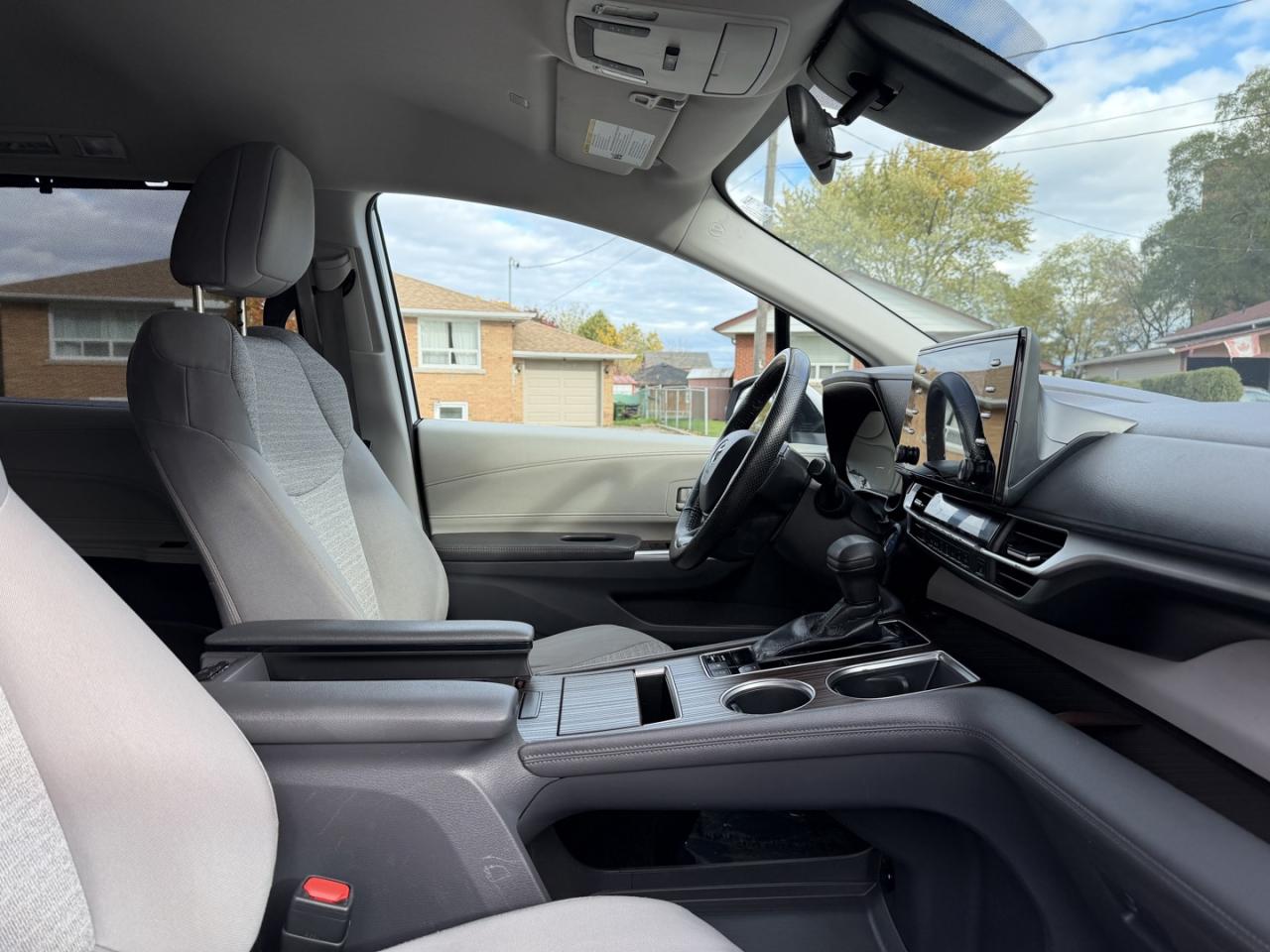 2022 Toyota Sienna LE - Photo #9