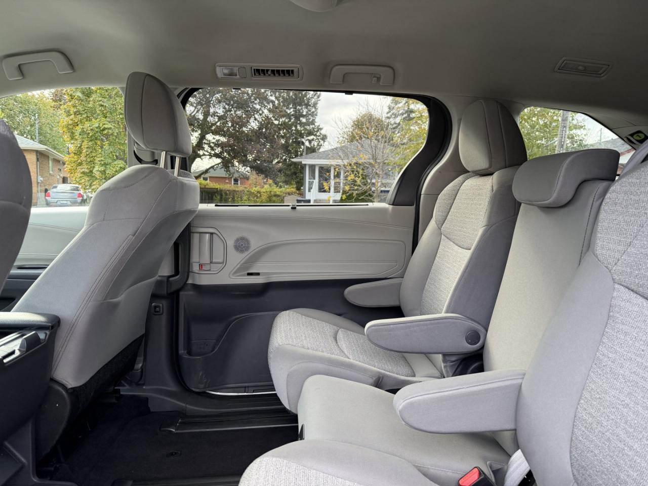 2022 Toyota Sienna LE - Photo #10