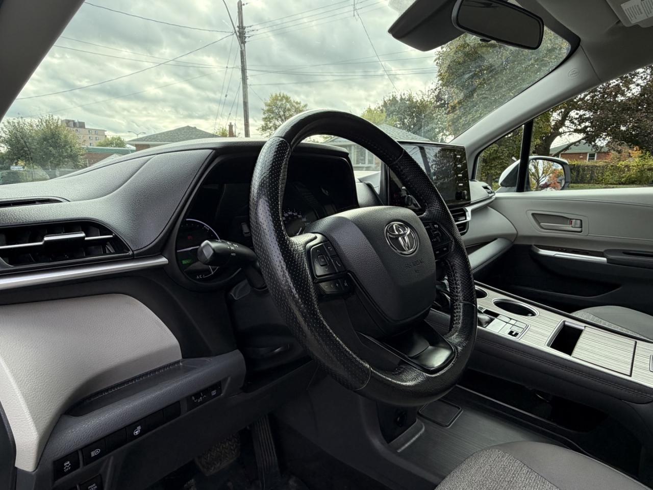 2022 Toyota Sienna LE - Photo #13