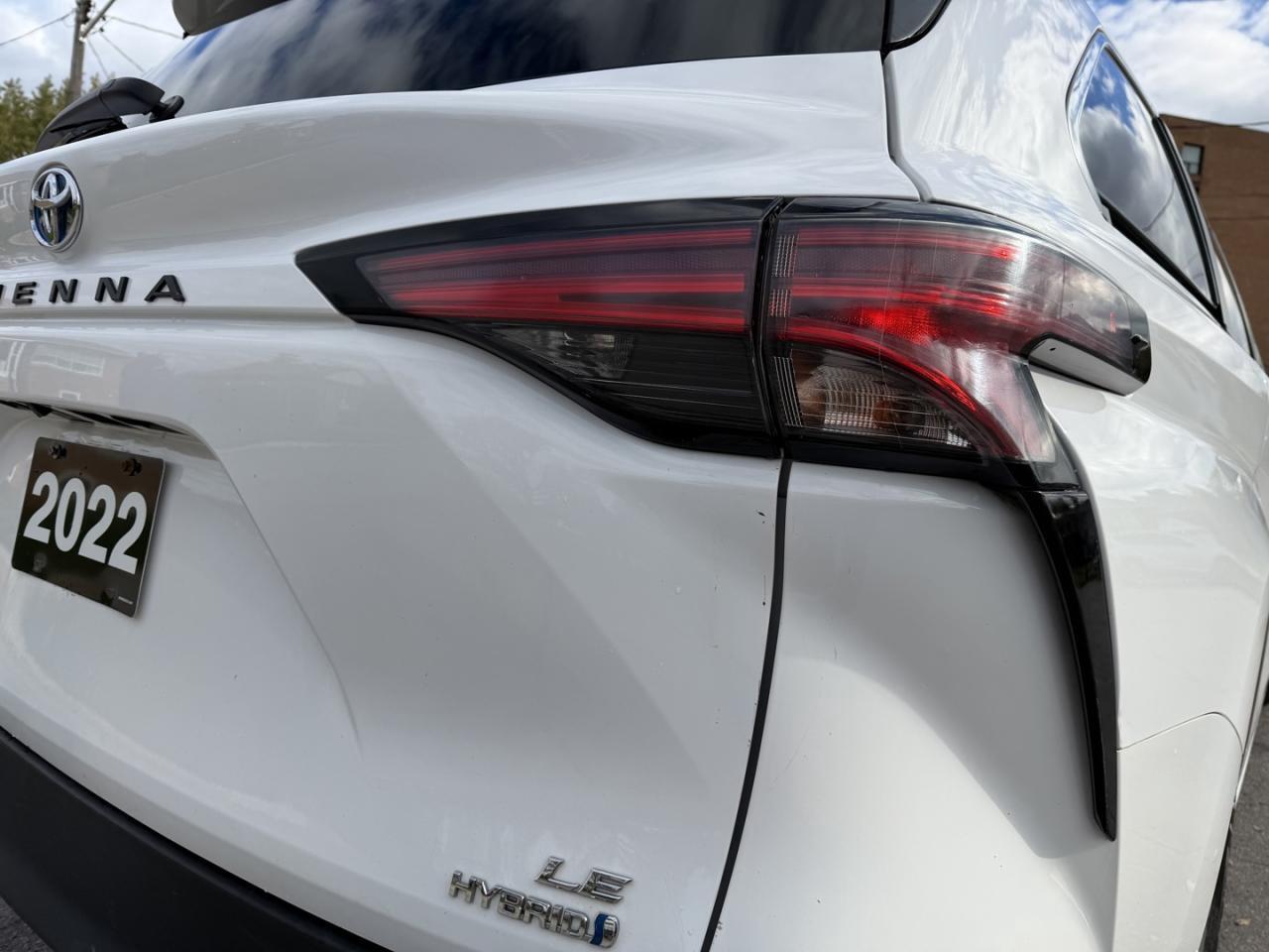 2022 Toyota Sienna LE 8-Passenger FWD Photo4