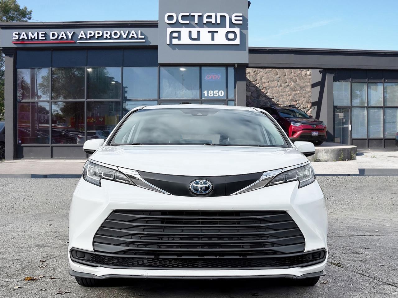 2022 Toyota Sienna LE 8-Passenger FWD Photo