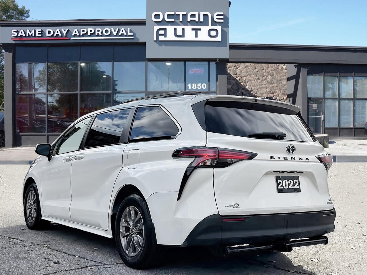 2022 Toyota Sienna LE 8-Passenger FWD Photo