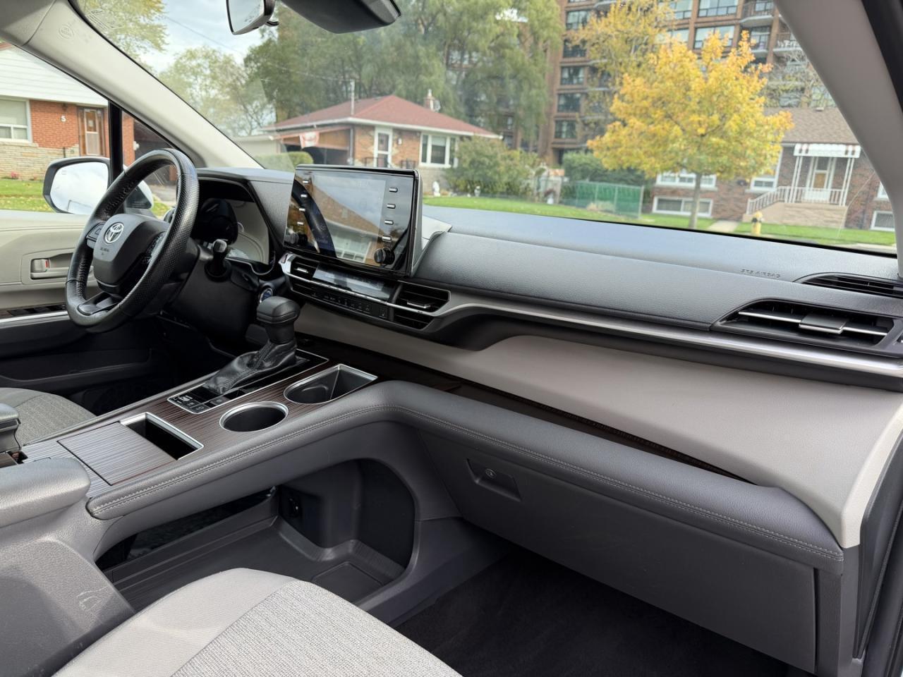 2022 Toyota Sienna LE 8-Passenger FWD Photo