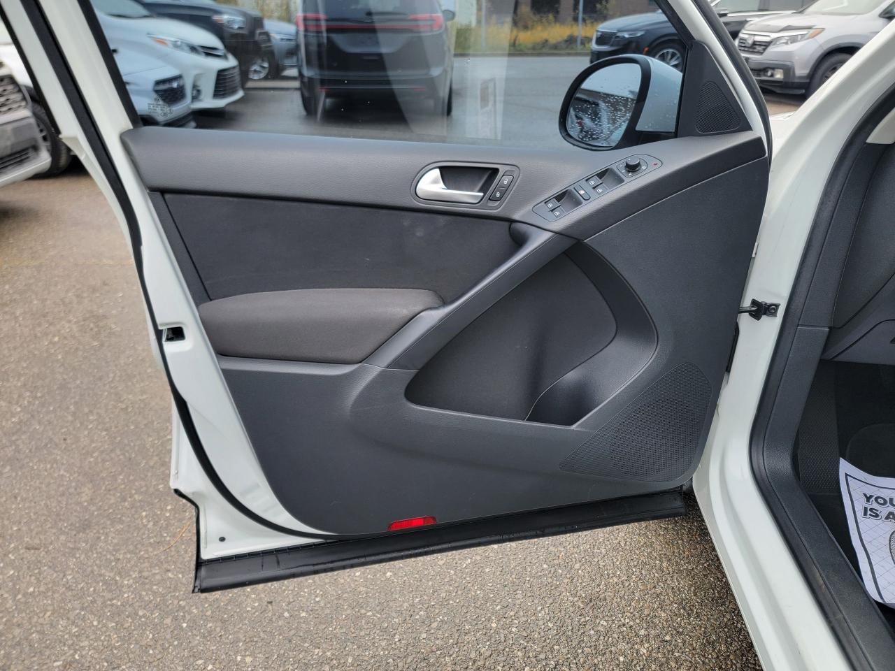 2014 Volkswagen Tiguan Trendline | 4Motion | LOW KMS - Photo #11