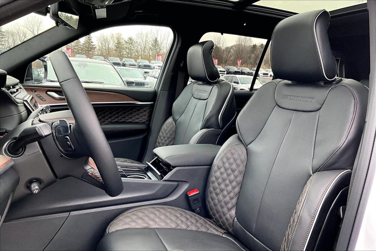 2025 Jeep Grand Cherokee SUMMIT | High Altitude | Lux Tech 5 | Adv Pro Tech Photo