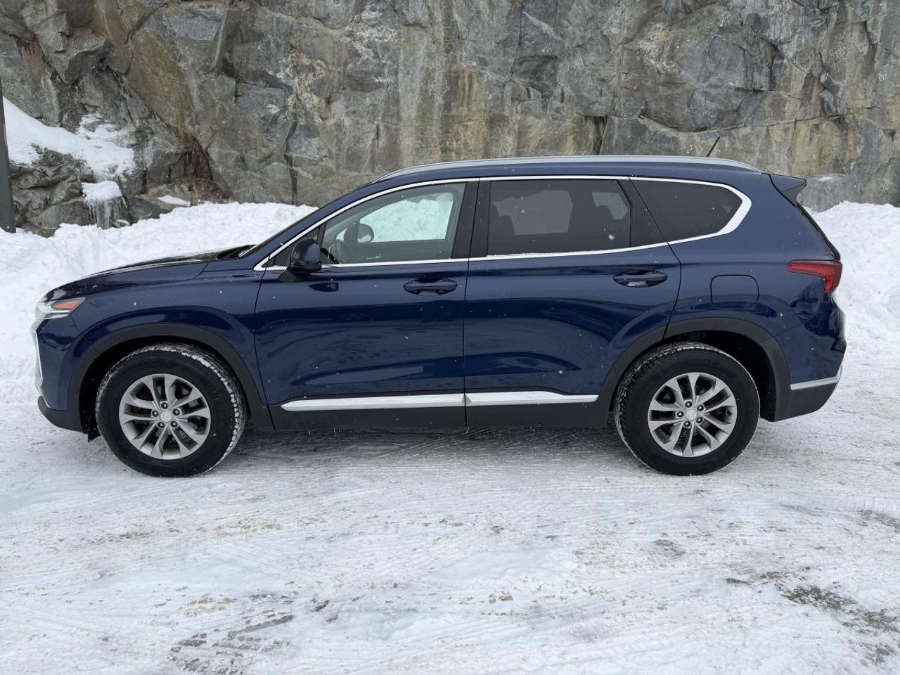 2020 Hyundai Santa Fe 2.4L Essential AWD w/Safety Package Photo3