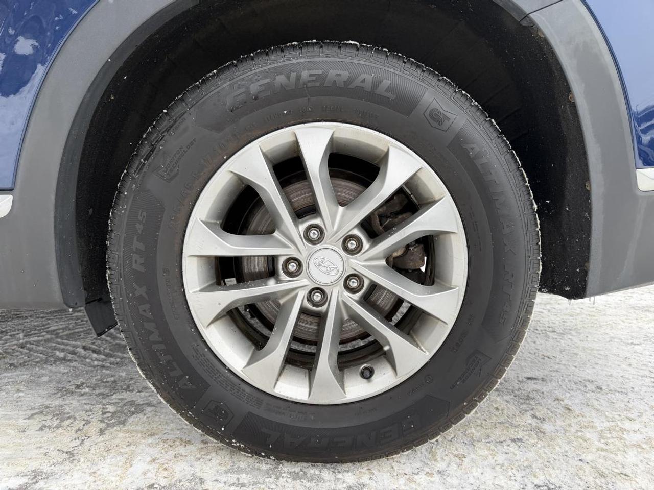 2020 Hyundai Santa Fe 2.4L Essential AWD w/Safety Package Photo