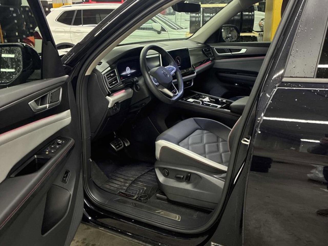 2025 Volkswagen Atlas Peak Edition 4Motion | Leather | Pano Roof | Heated Seats | CarPlay | and More ! Photo