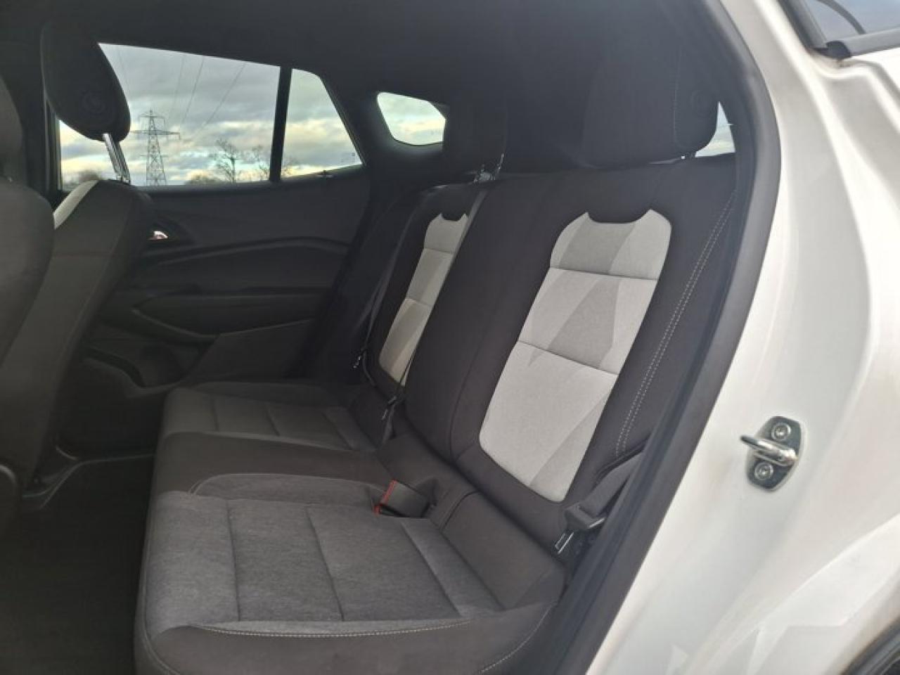 2024 Chevrolet Trax 1RS | Sunroof | Heated Wheel + Seats | CarPlay + Android | Rear Camera | Alloy Wheels and More ! Photo