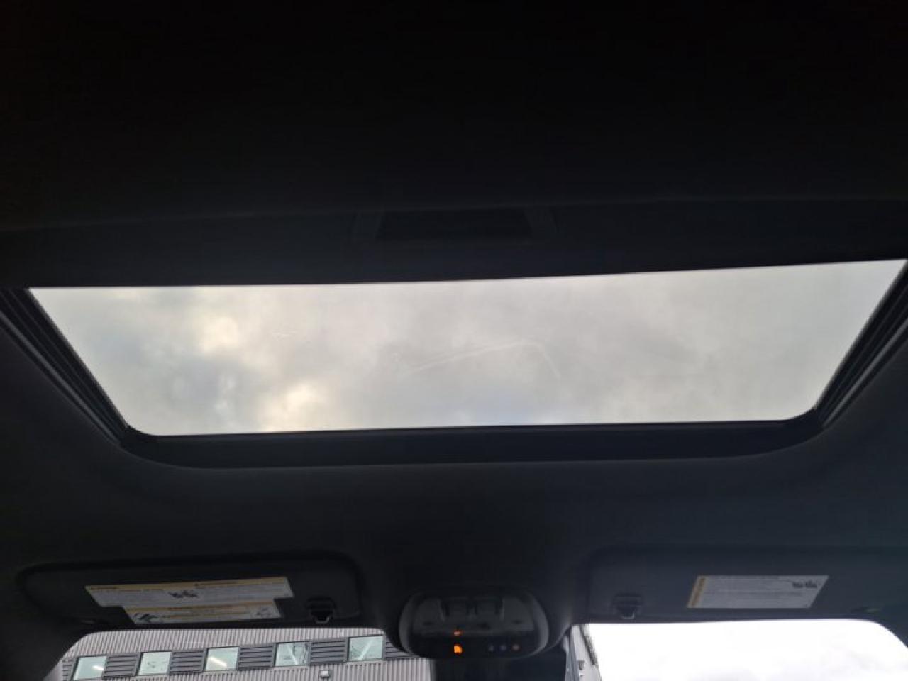 2024 Chevrolet Trax 1RS | Sunroof | Heated Wheel + Seats | CarPlay + Android | Rear Camera | Alloy Wheels and More ! Photo