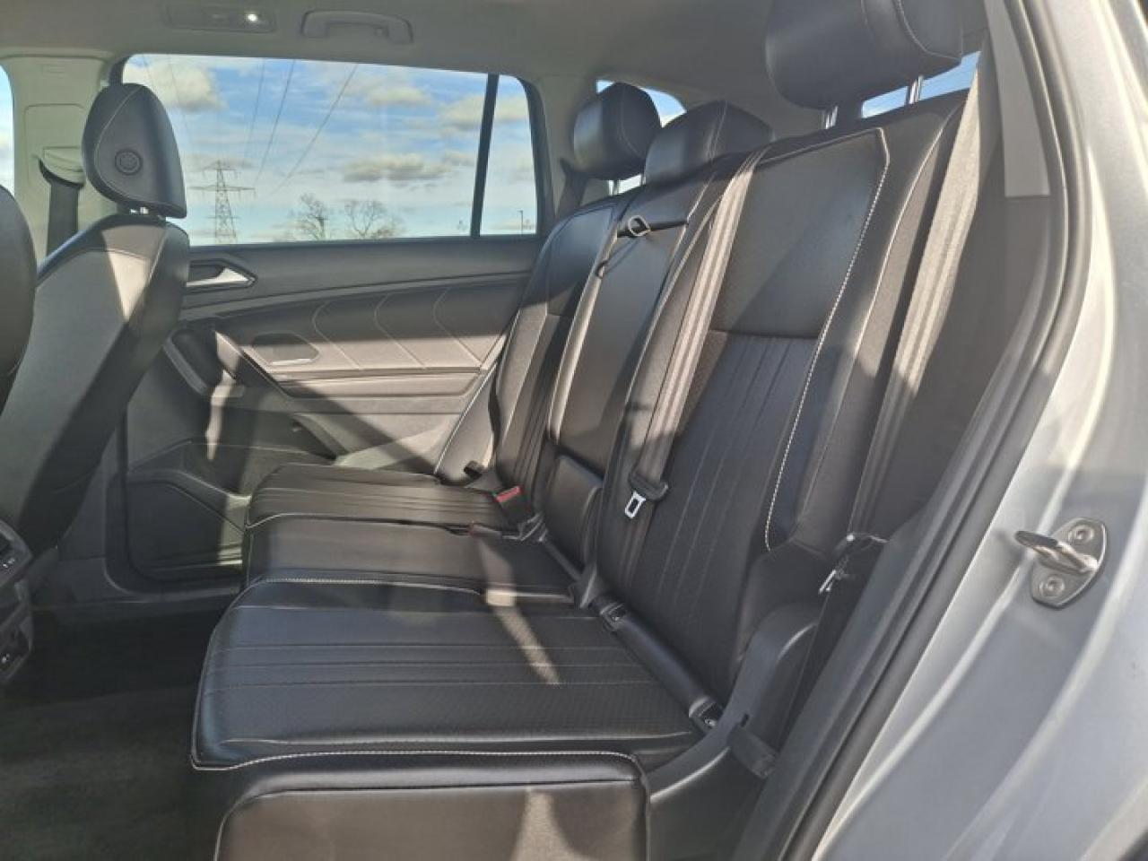 2024 Volkswagen Tiguan Comfortline AWD | Panoramic Sunroof | Leather | Heated Seats | CarPlay + Android | Rear Cam & More ! Photo